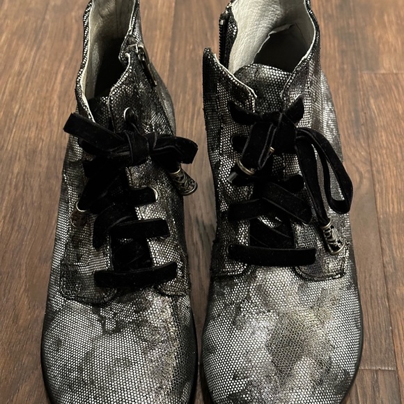 Women’s Algeria Eliza Elegance Lace Up Booties - Picture 11 of 16